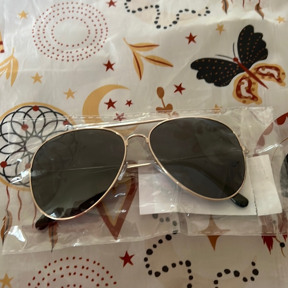 NIB Adult unisex Aviator Sunglasses